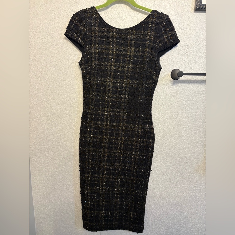 Dress the Population Midi Cocktail Dress. Black and gold with subtle sequins.